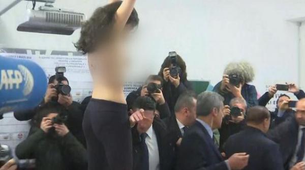 berlusconi s a confruntat cu protestul unei activiste femen