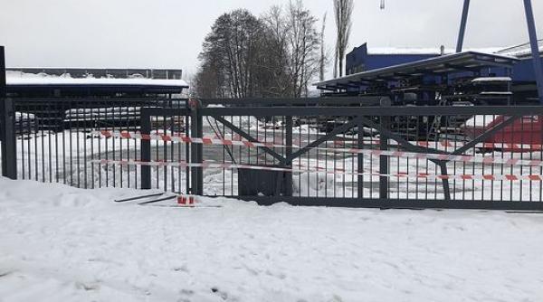 a ramas cu mana intepenita intr un grilaj si a murit de frig