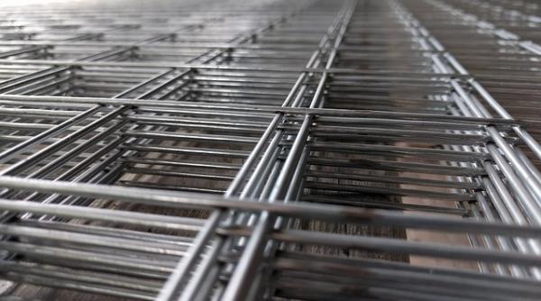 ce reactioneaza si propune tarife vamale de 25 la importurile de otel aluminiu imbracaminte si incaltaminte din sua