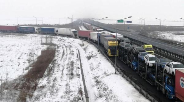 coloane de sute de camioane la nadlac ii soferii asteapta cate 10 ore la granita