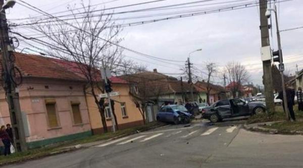 accident dramatic in timisoara un micut e in stare grava la spital dupa ce o soferita a intrat in masina condusa de tatal lui