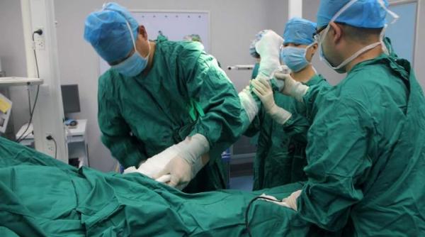 paradoxal in canada sute de medici protesteaza din cauza ca au salarii prea mari