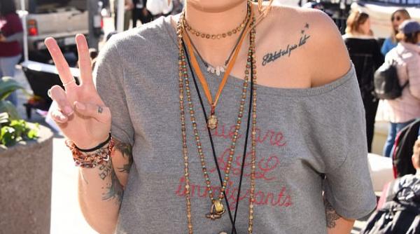 paris jackson le a cerut fanilor sa nu i modifice nuanta pielii in fotografii