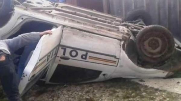 situatie incredibila doi politisti din satu mare s au rasturnat cu masina in drum spre interventie din cauza vitezei