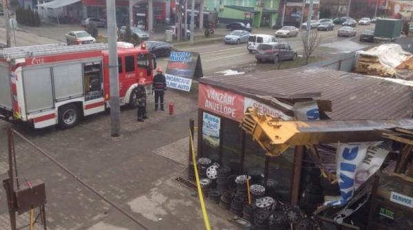 accident dramatic in timisoara o macara s a prabusit peste un service auto
