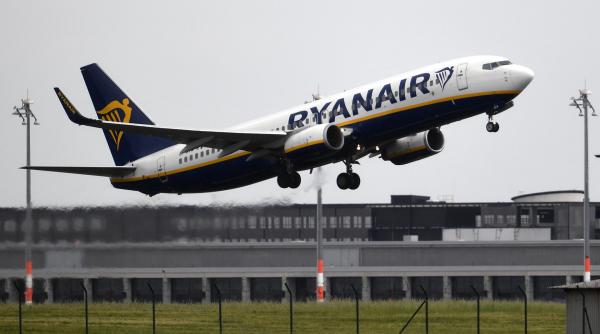 avionul ryanair de pe traseul berlin bucuresti s a depresurizat la 15 000 metri altitudine