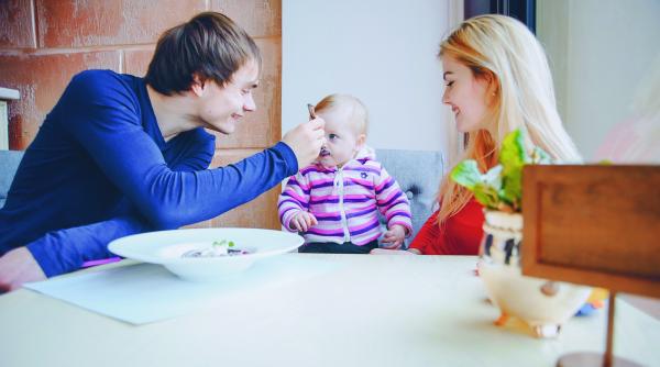 ce trebuie sa manance un copil in primii trei ani de viata