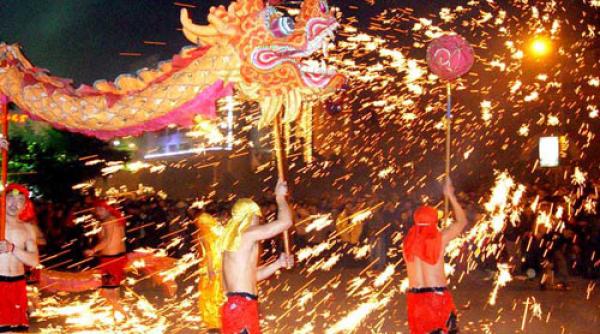 in china barbatii se arunca in mijlocul focurilor de artificii pentru a alunga demonii in cadrul unei sarbatori traditionale