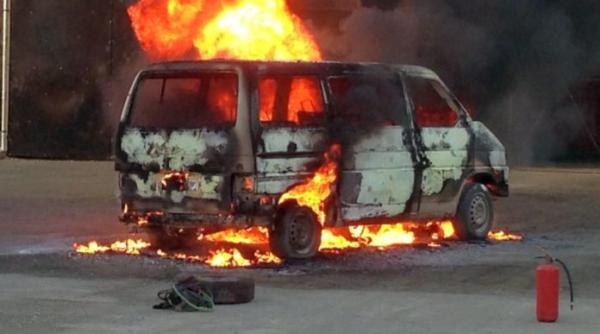 un microbuz a luat foc intr o autogara din targoviste