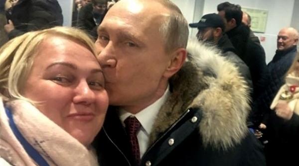 cine este femeia sarutata de vladimir putin