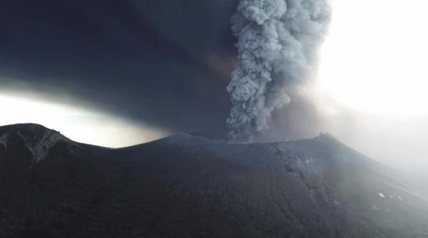 vulcanul shinmoe din sudul japoniei a erupt din nou