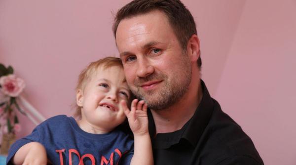 baiatul care poate muri din cauza unei imbratisari