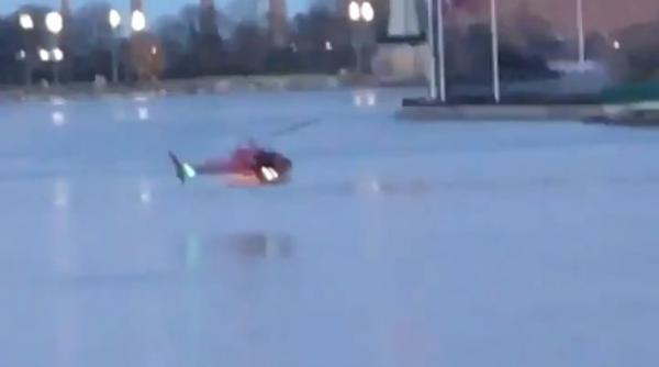 doi morti si trei raniti dupa prabusirea unui elicopter la new york