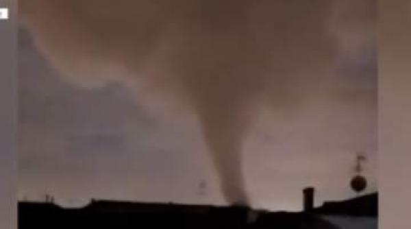clipe de cosmar pentru un sofer roman de tir el a fost prins in mijlocul unei tornade in italia