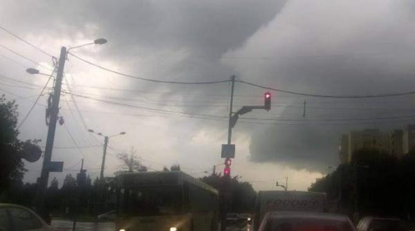se schimba vremea meteorologii anunta ploi vijelii si fenomene periculoase timp de 24 de ore