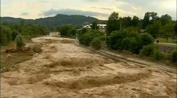 digul de protectie de pe olt in pericol sa se rupa peste 300 de persoane evacuate