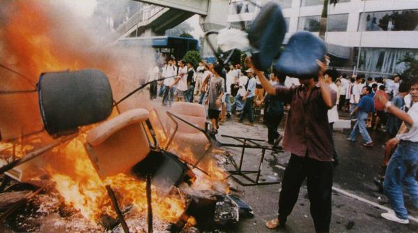 guvernul din sri lanka da vina pe facebook pentru violentele din tara