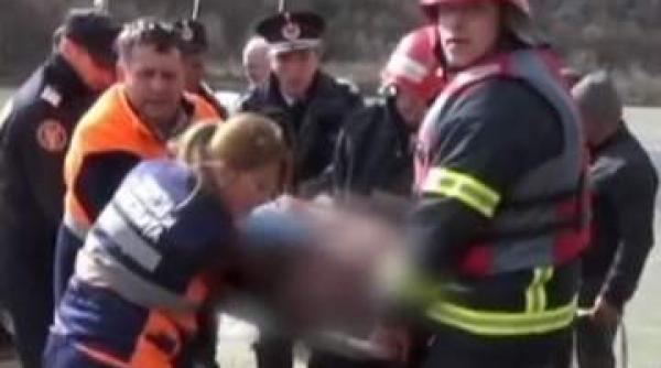 interventie dramatica o femeie a fost salvata in ultima clipa dupa ce s a aruncat de pe podul de la cernavoda