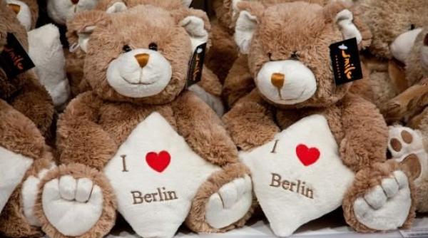 un munte de ursuleti de plus la berlin in semn de solidaritate cu refugiatii sirieni