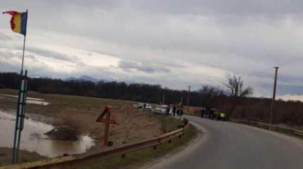 halucinant o soferita de 74 de ani beata a ajuns cu masina in raul olt dupa ce a lovit o caruta