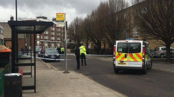 barbat in stare grava dupa ce a fost impuscat de catre politisti