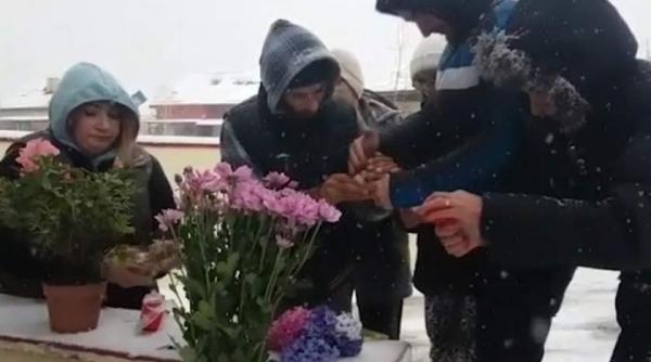 flori si lumanari in fata casei lui andrei gheorghe