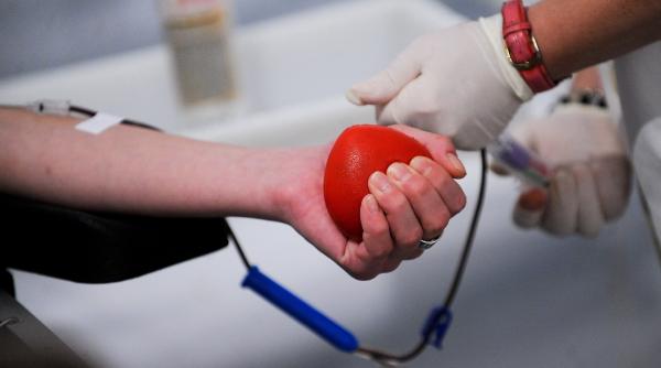 zeci de preoti au donat sange in cadrul unei campanii initiate de arhiepiscopia ortodoxa de alba iulia