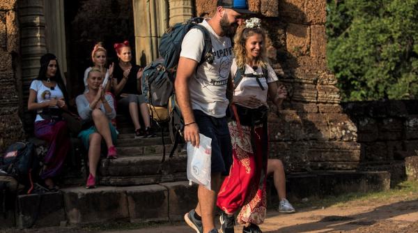 asia express lider de piata pe publicul comercial lora si ionut ghenu au parasit competitia doar trei echipe vor ajunge in thailanda