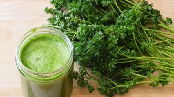 sucul de patrunjel un detoxifiant si tonic redutabil ne ajuta sa pierdem in greutate