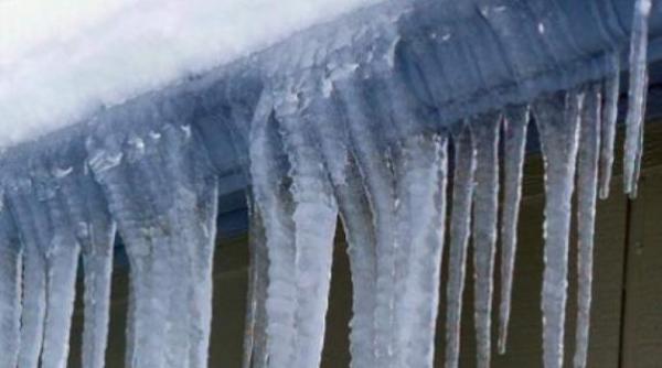 un barbat din botosani a fost grav ranit dupa ce un turtur desprins de pe acoperisul unui bloc i a cazut in cap