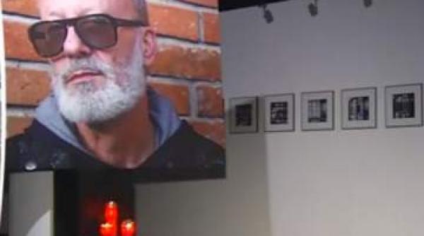 fanii il pot omagia pe andrei gheorghe la o galerie de arta din bucuresti