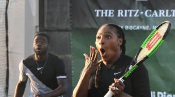 simona lovita in plin de serena williams in timpul unui meci caritabil