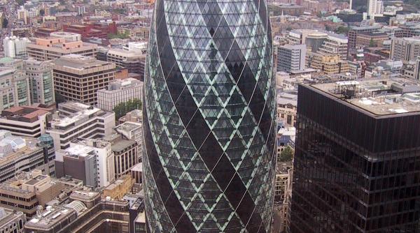 politia britanica investigheaza prezenta unui pachet suspect langa turnul gherkin din londra