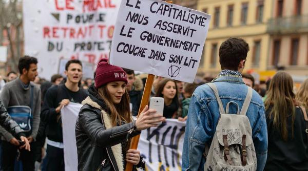 zeci de mii de persoane protesteaza pe strazile frantei