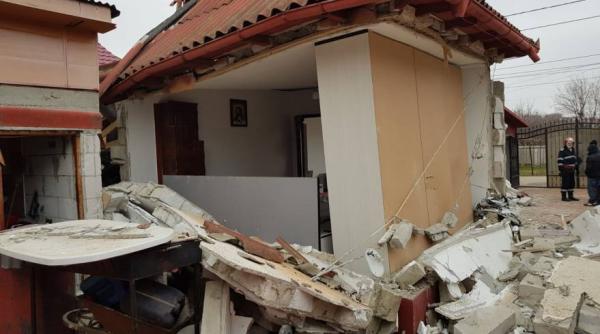doua persoane au fost ranite dupa ce locuinta lor a fost distrusa de o explozie