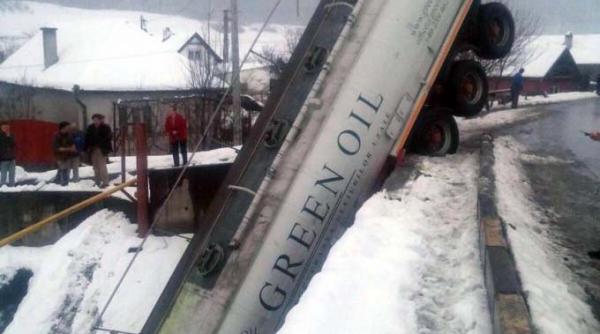 operatiune dificila pentru transvazarea combustibilului din cisterna cazuta de pe un pod la chendu