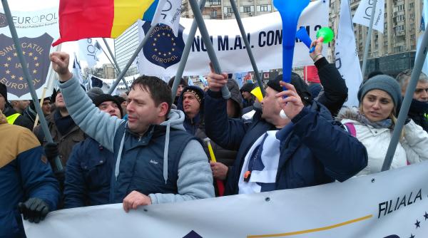 sindicalistii din politie penitenciare si anatomo patologie protesteaza in piata victoriei