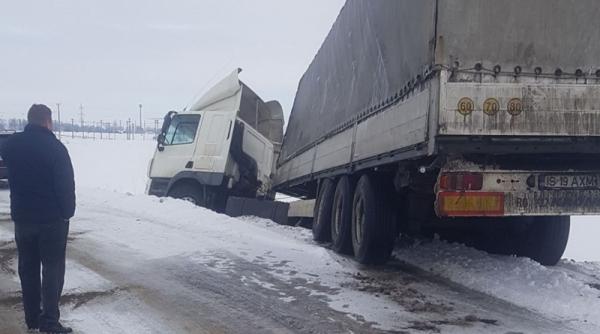 un camion cu cateva tone de bere a iesit in decor la targu neamt