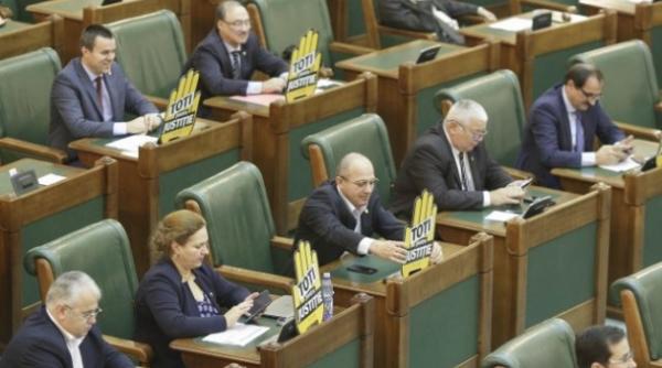 protest al senatorilor usr la finalul sedintei in care au fost adoptate legile justitiei