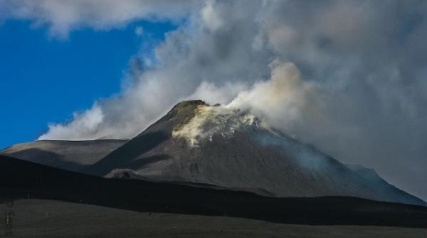 muntele etna cel mai celebru vulcan european aluneca in mare