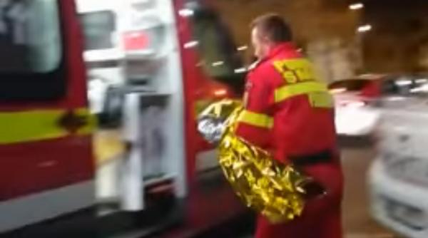 video o femeie a nascut pe o strada din arad ajutata de politisti