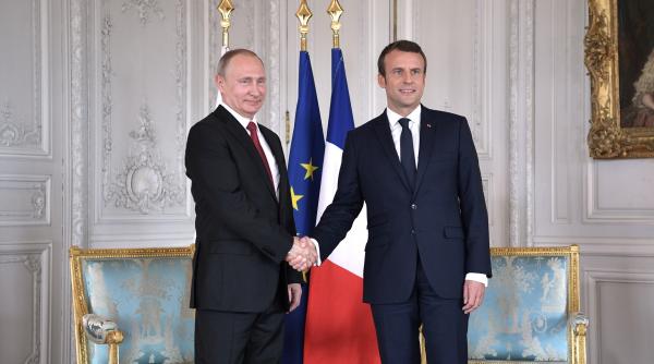 emmanuel macron isi mentine vizita in rusia