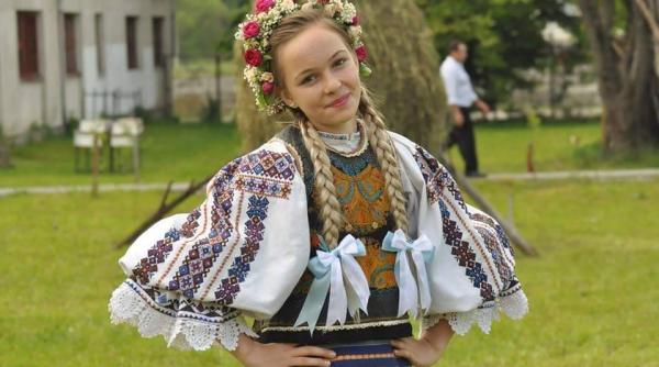 costumul popular de pe valea somesului promovat in anul centenarului in sua