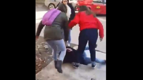 incredibil o eleva de liceu a fost batuta cu picioarele in plina strada de doua colege la baile herculane