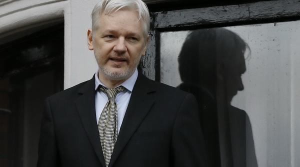 julian assange lasat fara internet