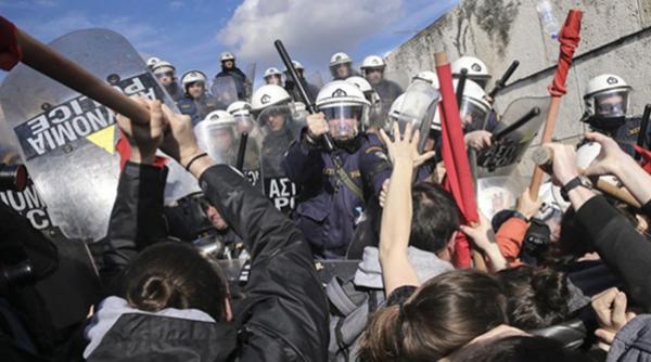 politia a folosit bastoane si gaze lacrimogene pentru a dispersa profesorii protestatari la atena