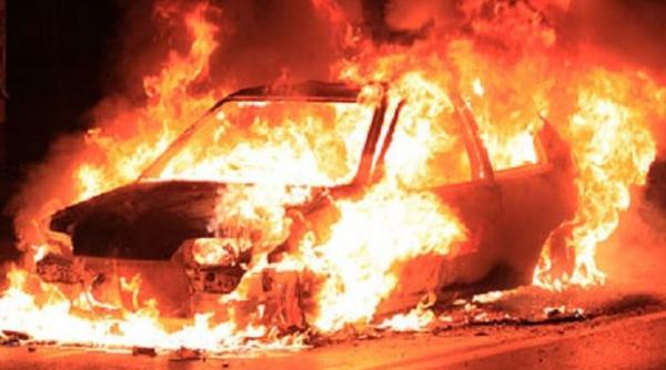 incredibil politistii au gasit in porbagajul unei masini care arsese o arma de vanatoare si mai multe cartuse de munitie