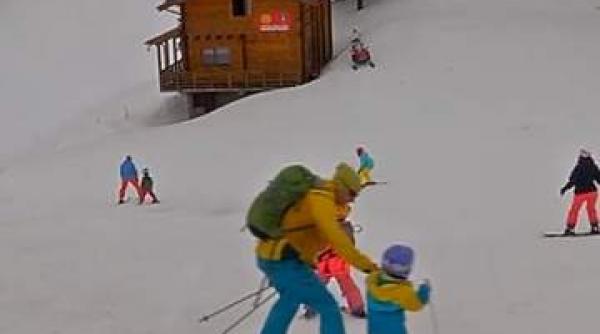 romanii au iesit pe partii in weekendul de florii in poiana brasov astazi au fost 14 grade si s a putut schia