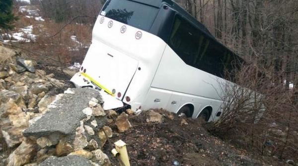 accident teribil la cheile gradistei sapte persoane au fost ranite dupa ce un autobuz a derapat