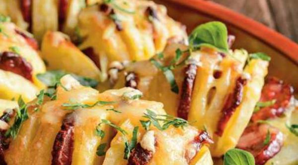 reteta zilei cartofi copti cu carnati